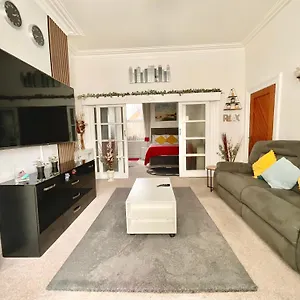Victoria House - Self Catering Quiet - Adult Singles And Couples Only Guest house